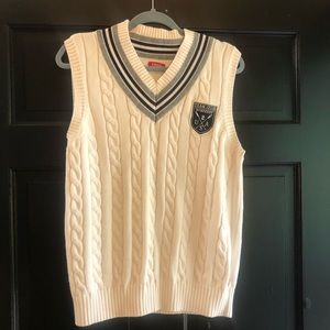 Izod Cable knit cotton vest tennis stripe & crest.